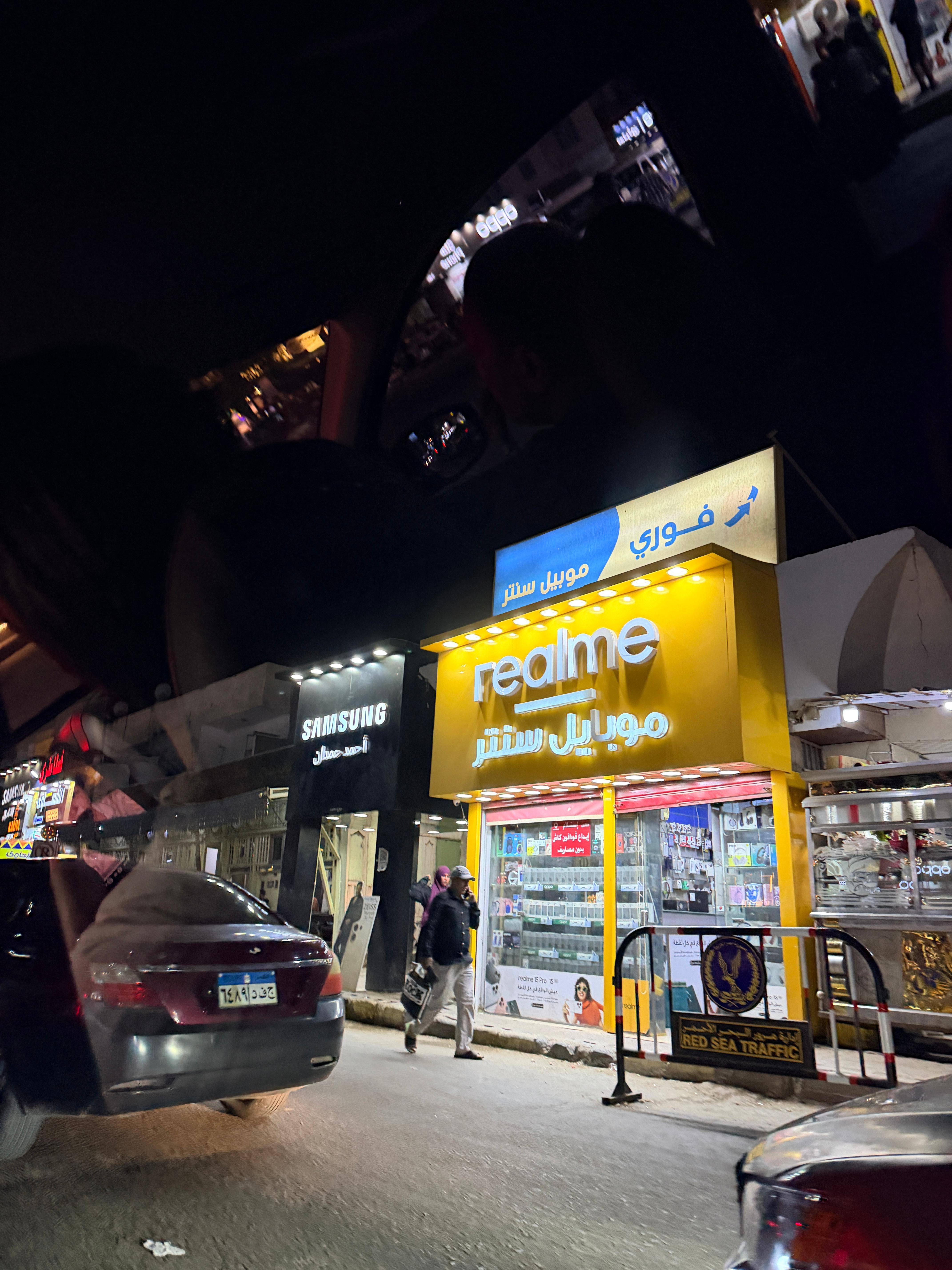 来胡尔格达市中心逛了一圈，看到很多国内手机品牌门店，在这边销量都还不错。顺便点了
