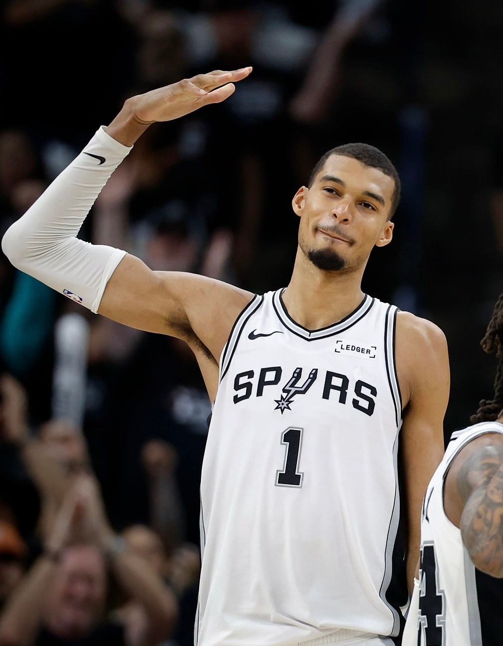 晚安马刺 今天的努力都有意义，所有坚持都在悄悄扎根生长。晚安刺蜜明天见晚安心语 