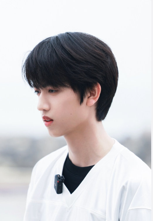 张桂源白日研究所花絮照 张桂源顺毛叠穿清爽气  张桂源白日研究所花絮照，张桂源顺