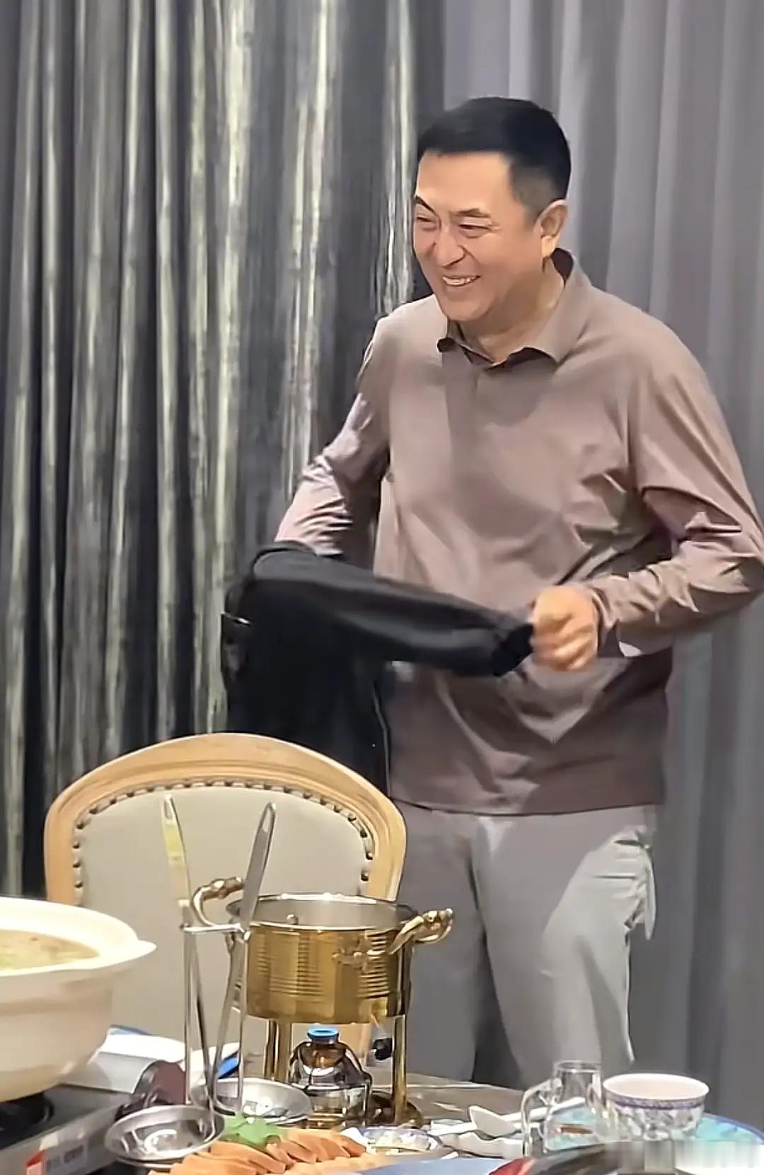 近日，实力演员张嘉译在深圳和老友们聚餐，到场的都是几十年的老演员，除了他还有林威