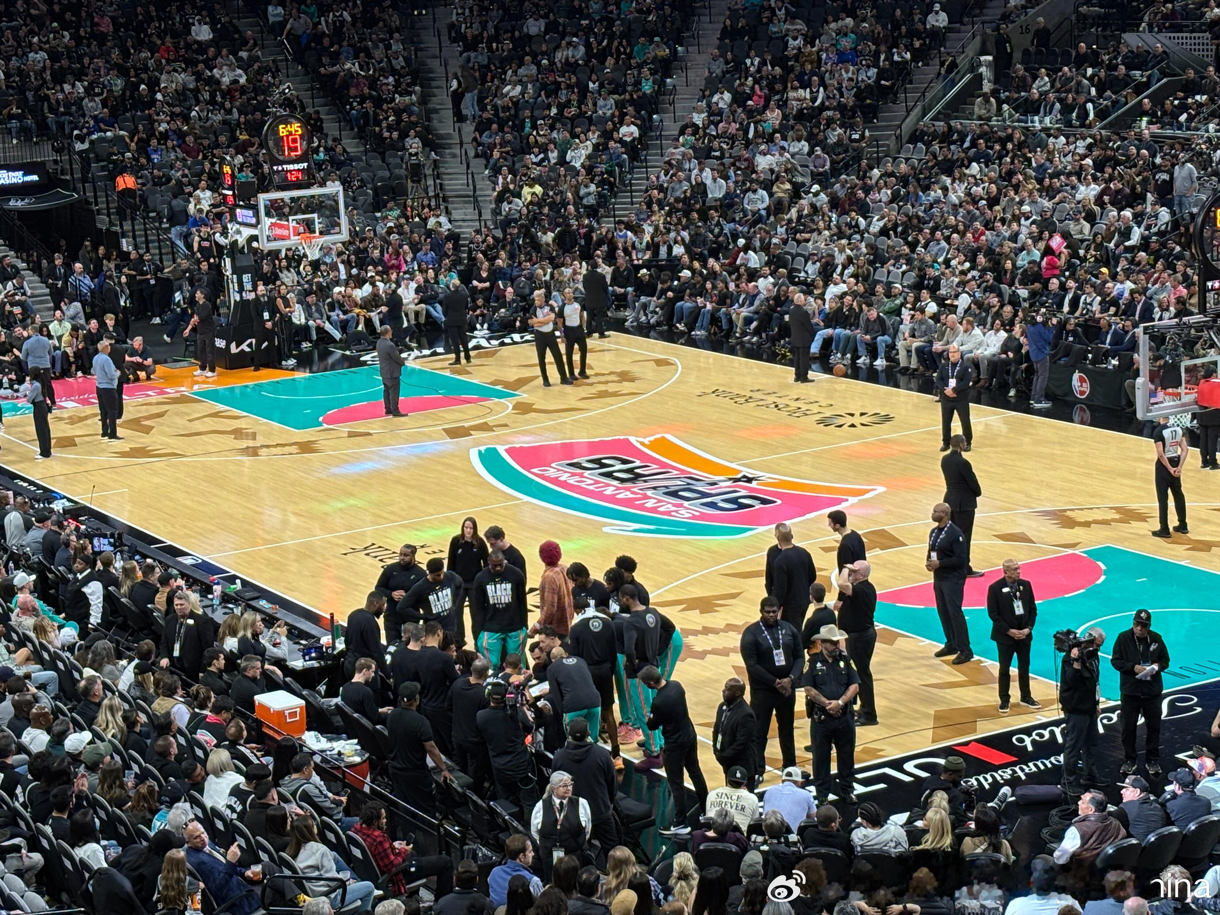 便装索汉，今天会是锁子在队的最后一场比赛吗… 美国·AT&T中心球馆