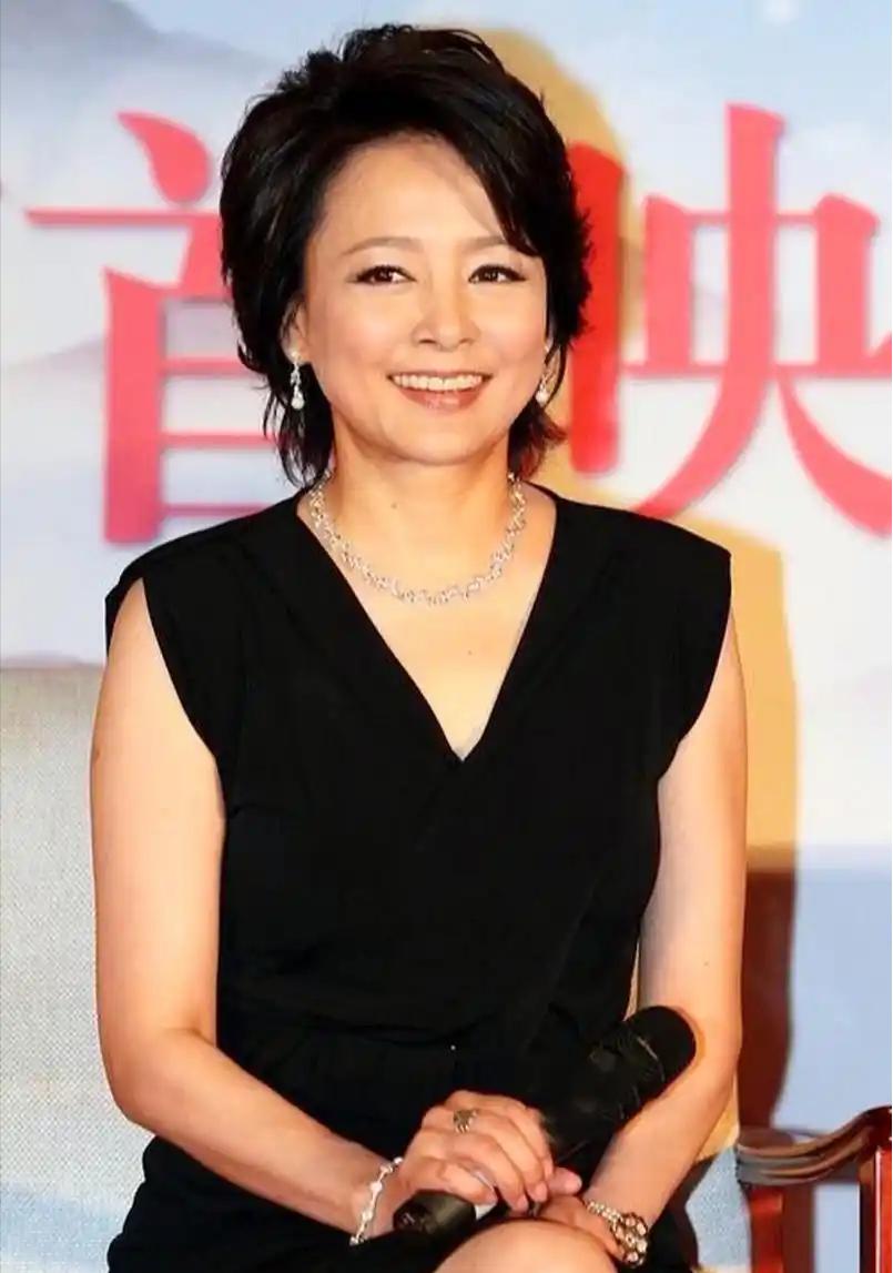 张瑜在采访里突然落泪，说这辈子最后悔的，就是错过了当年那个真心实意对她好的男人。