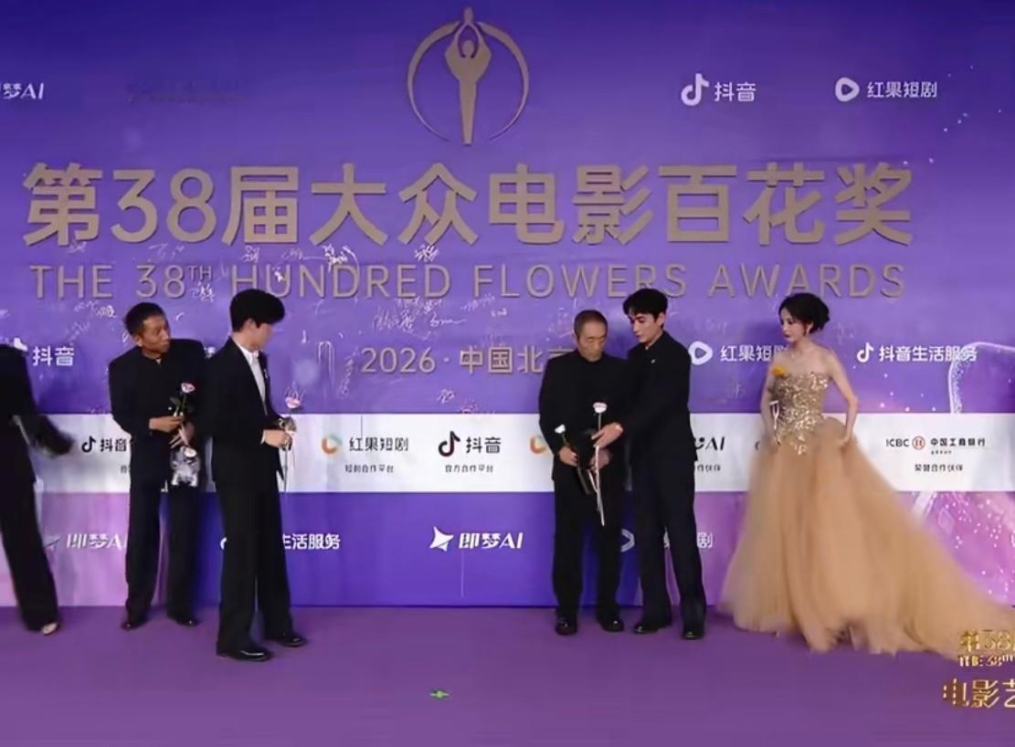 杨幂真的很有礼貌杨幂的谦虚和礼貌是刻在骨子里的，细节处见人品，真的非常有礼貌