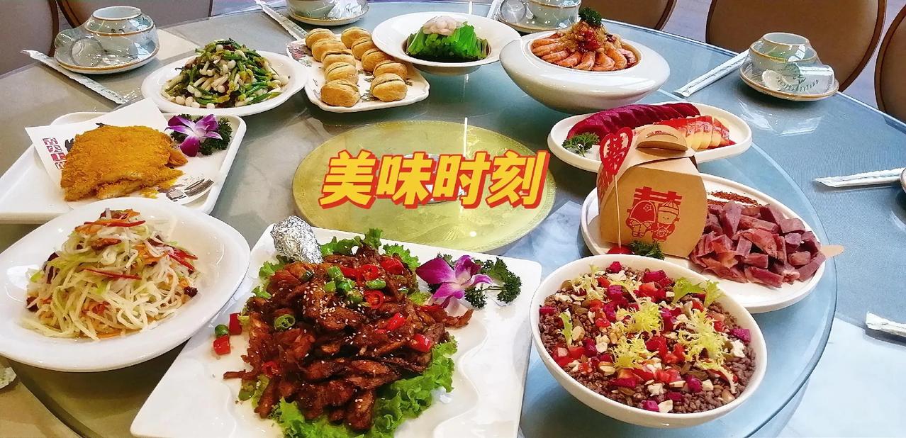 #一张图记录秋日聚会#中秋节放假了，亲朋好友聚餐，庆祝中秋节。互助中秋快乐，身体