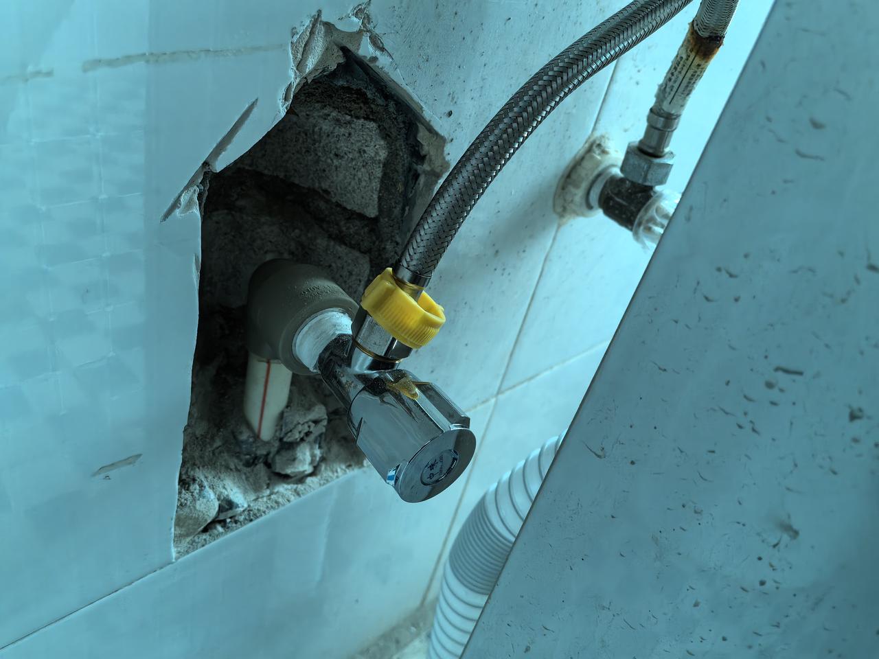 水管角阀拆断在墙里怎么取出来呢？说的容易做起来难！
家里有一角阀老化漏水有半个多