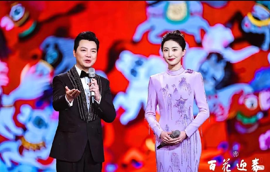 聚光灯亮起的刹那，半个演播厅都屏住了呼吸——这新人怕是要成大型“社死”现场？
 