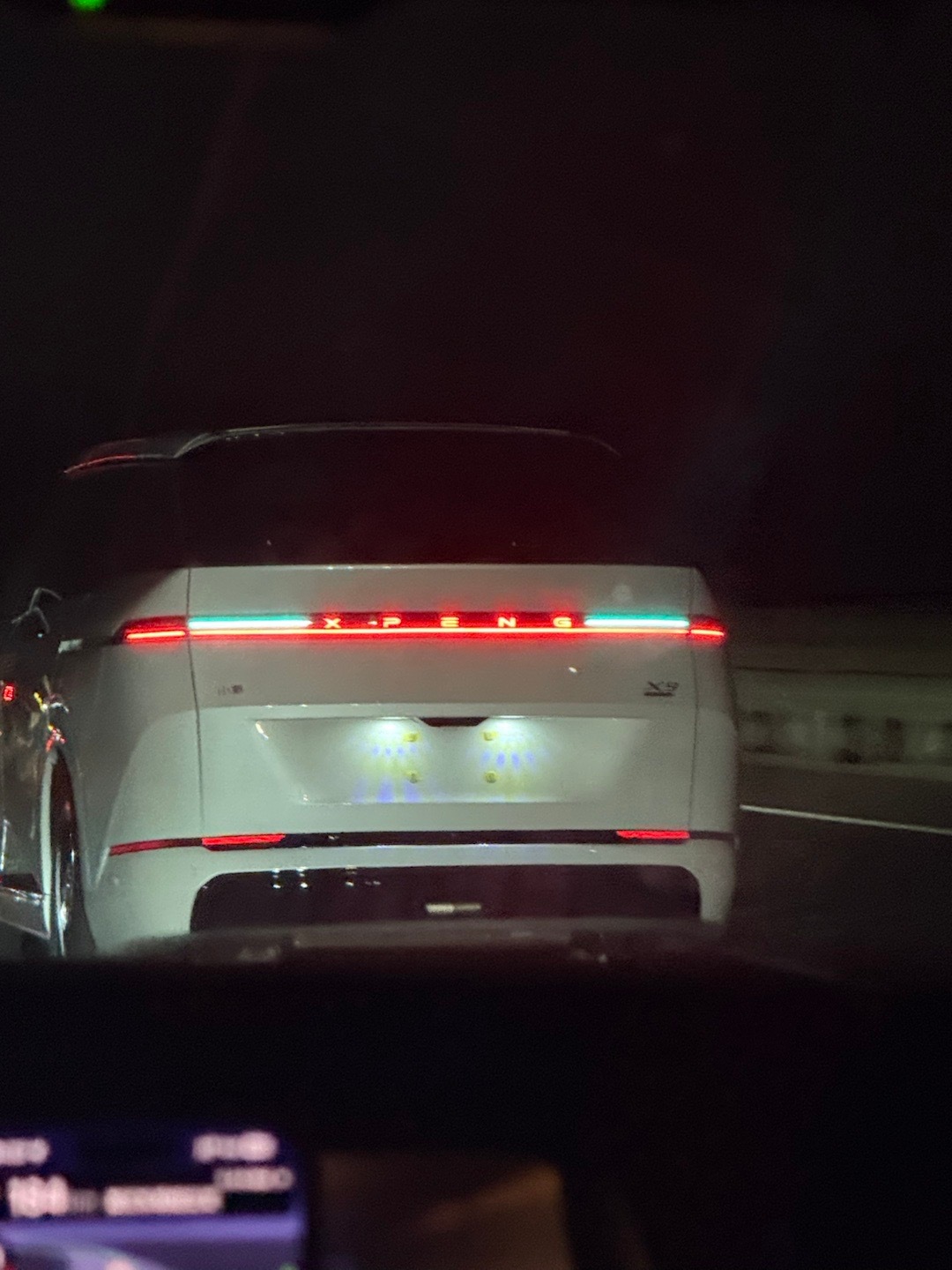 高速偶遇小鹏X9，这小灯光真拉风啊。在高速一众车里还是非常显眼好认的。 