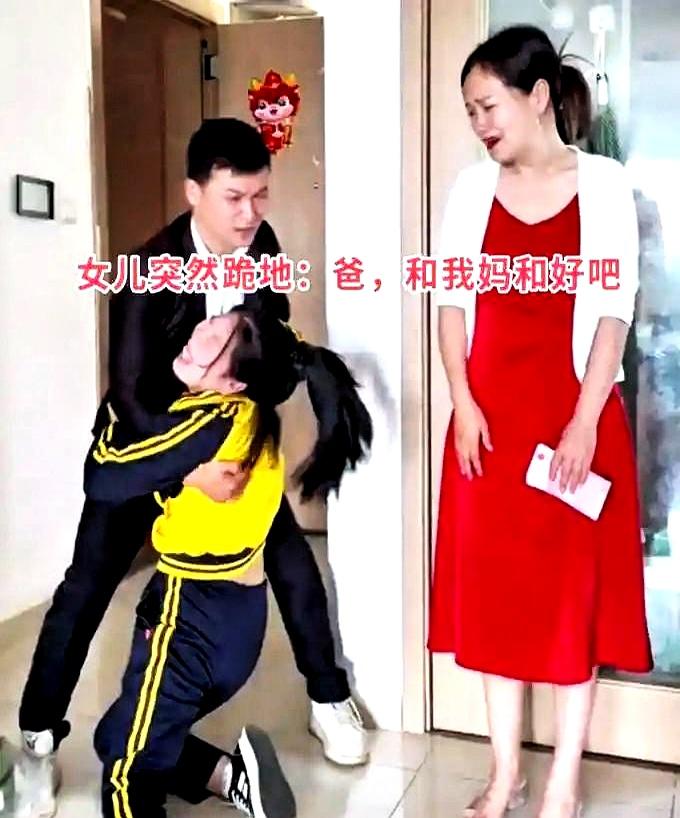 在四川德阳的考场外，香樟树下，一条蓝底白花裙又被穿上。
离婚8年，39岁女子为陪