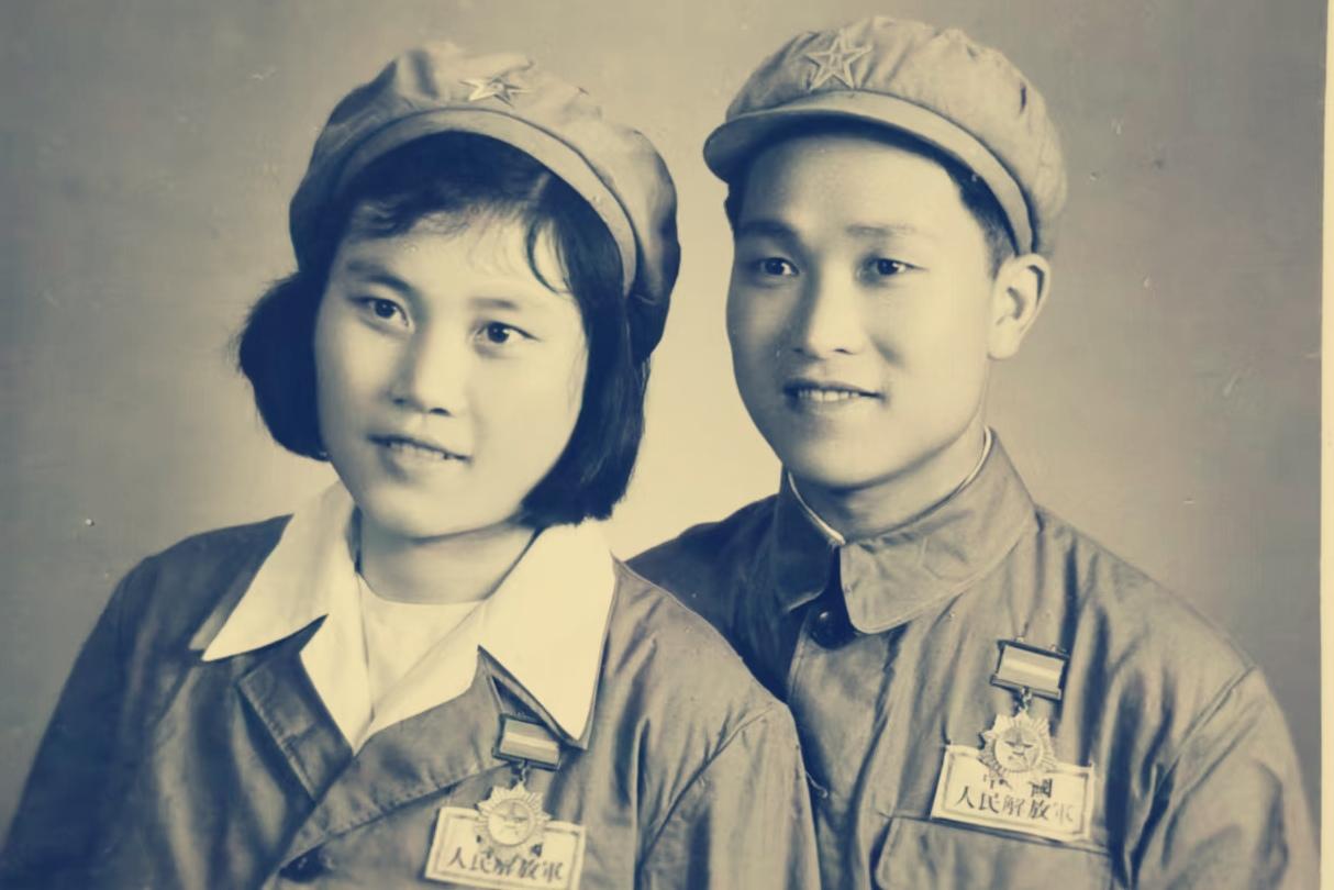 中国人民解放军着50式军装的革命夫妻