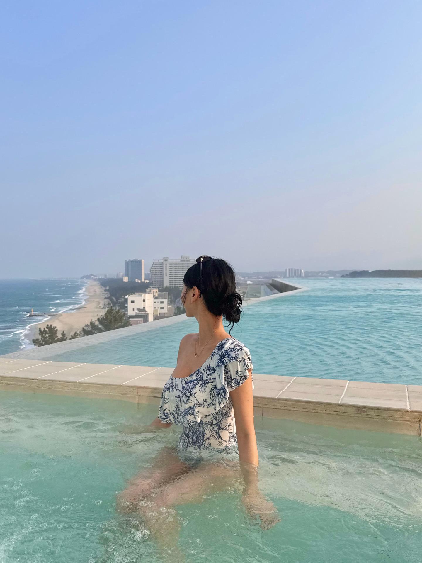 创作灵感泳池正常穿搭无不良影响 健身女孩辣妹穿搭