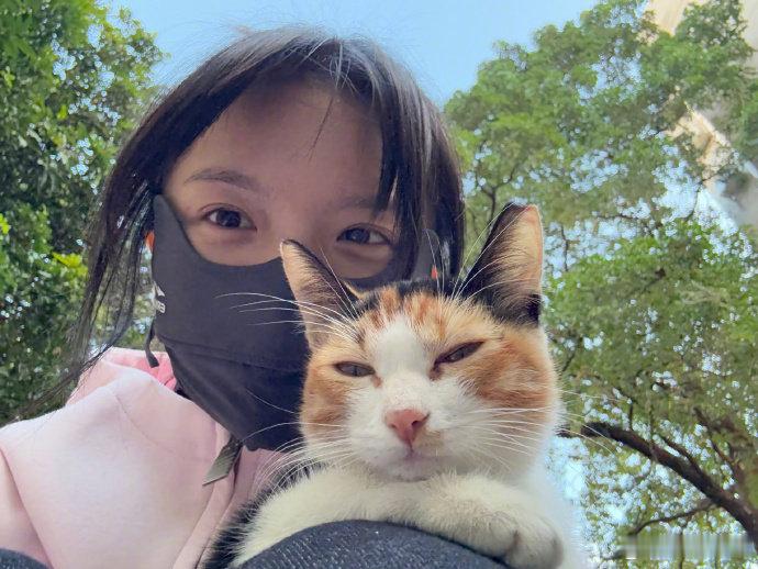 李思潼毕业告别学校的猫咪李思潼6月的关键词是忙碌告别 李思潼发文告别六月！本月关