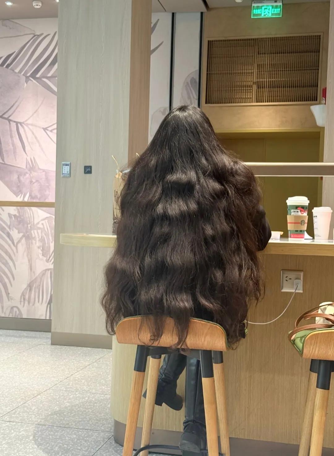 猛一看还以为穿了个貂皮大衣，走近一看竟是满头秀发！这发量得让多少人羡慕嫉妒啊？