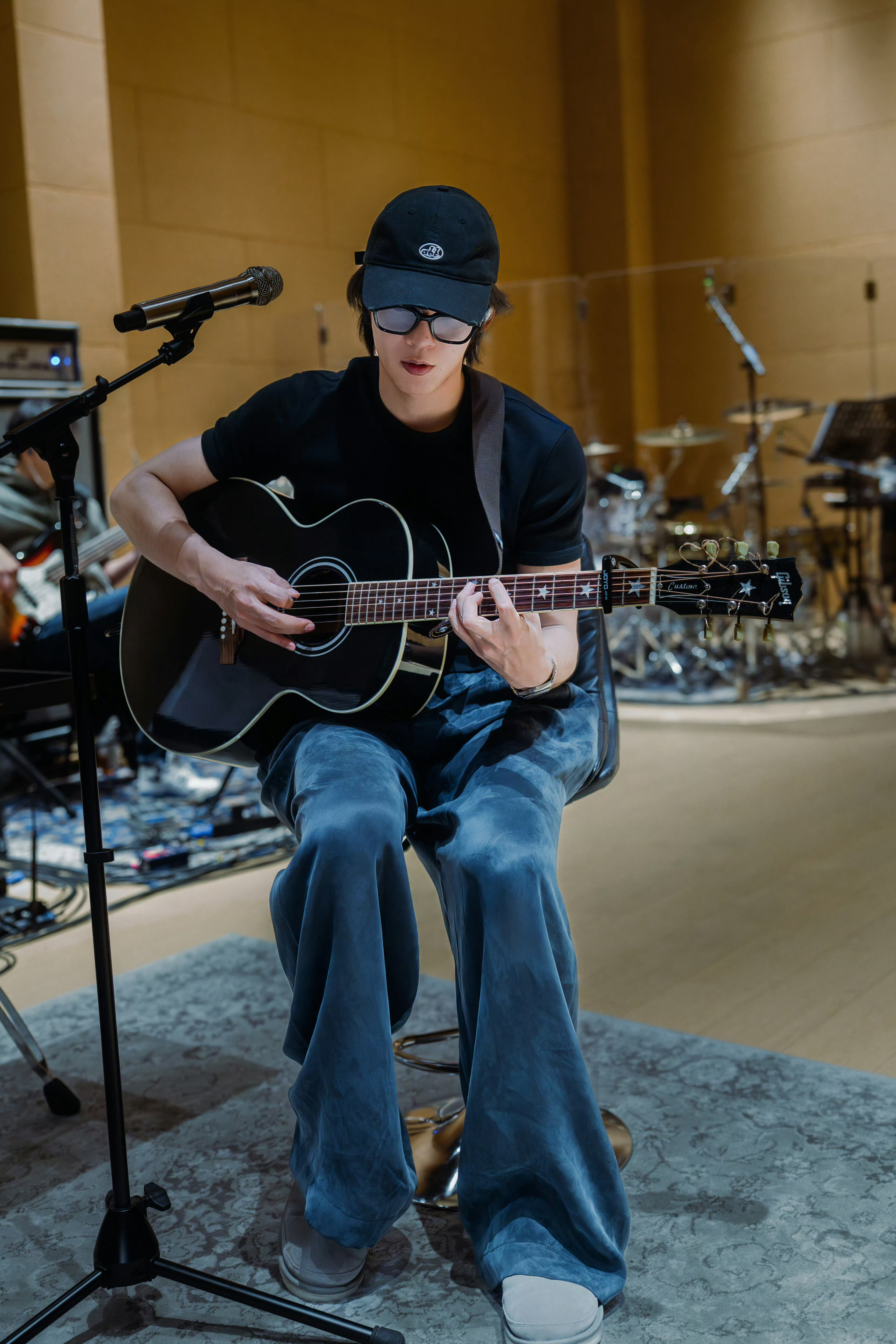 于适适诗演唱会彩排照于适适诗演唱会彩排照 太男神了 文艺范随着长发溢出来了倒计时