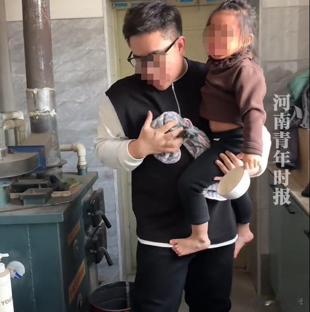 辽宁，一位爸爸带着孩子老婆回老家，家里条件不好没地方洗澡，爸爸灵机一动，想到自己