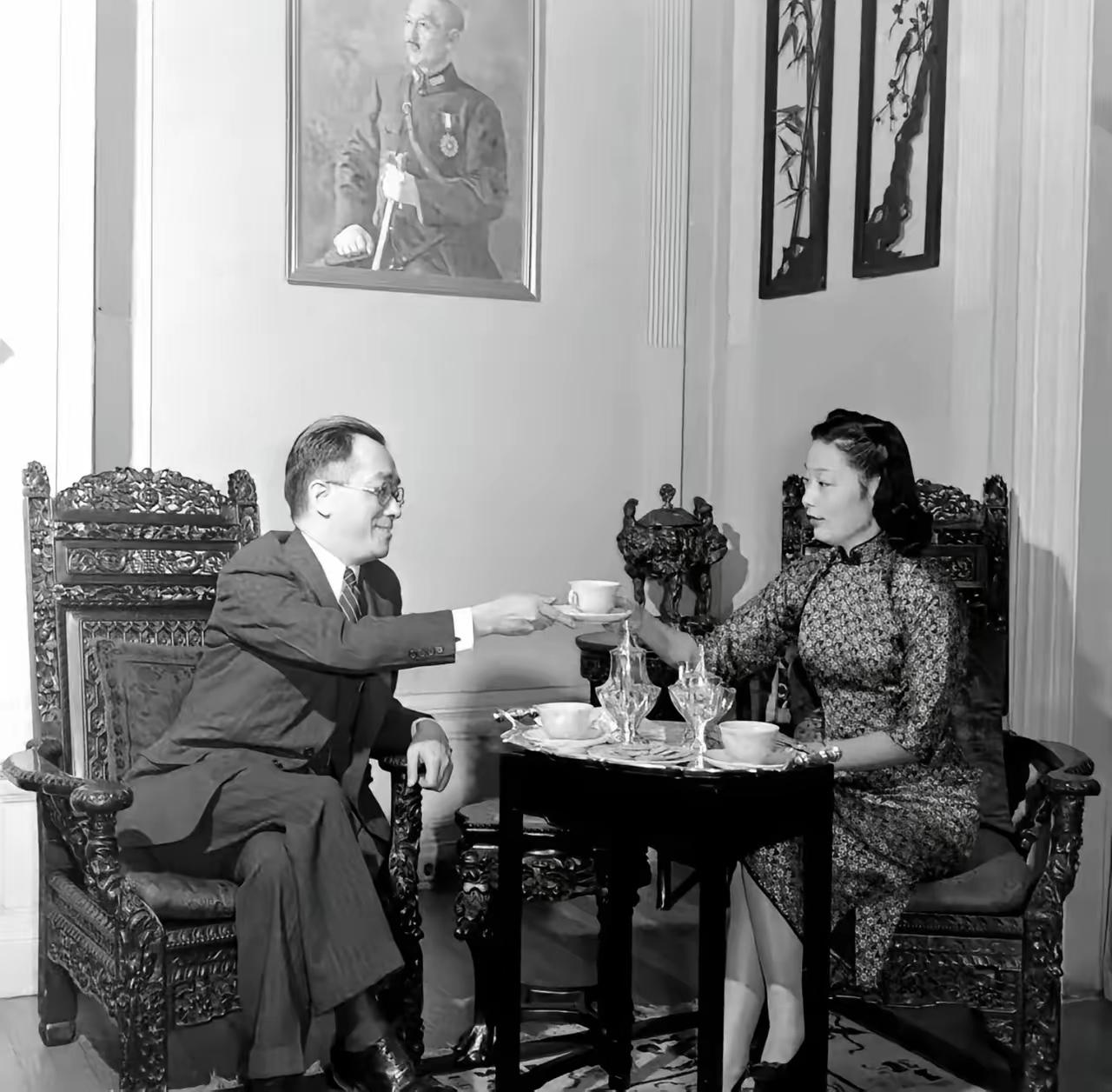 从这张照片看，
戴着眼镜的胡适的面目表情太像一个我们大陆的现在的一个名人了，大家