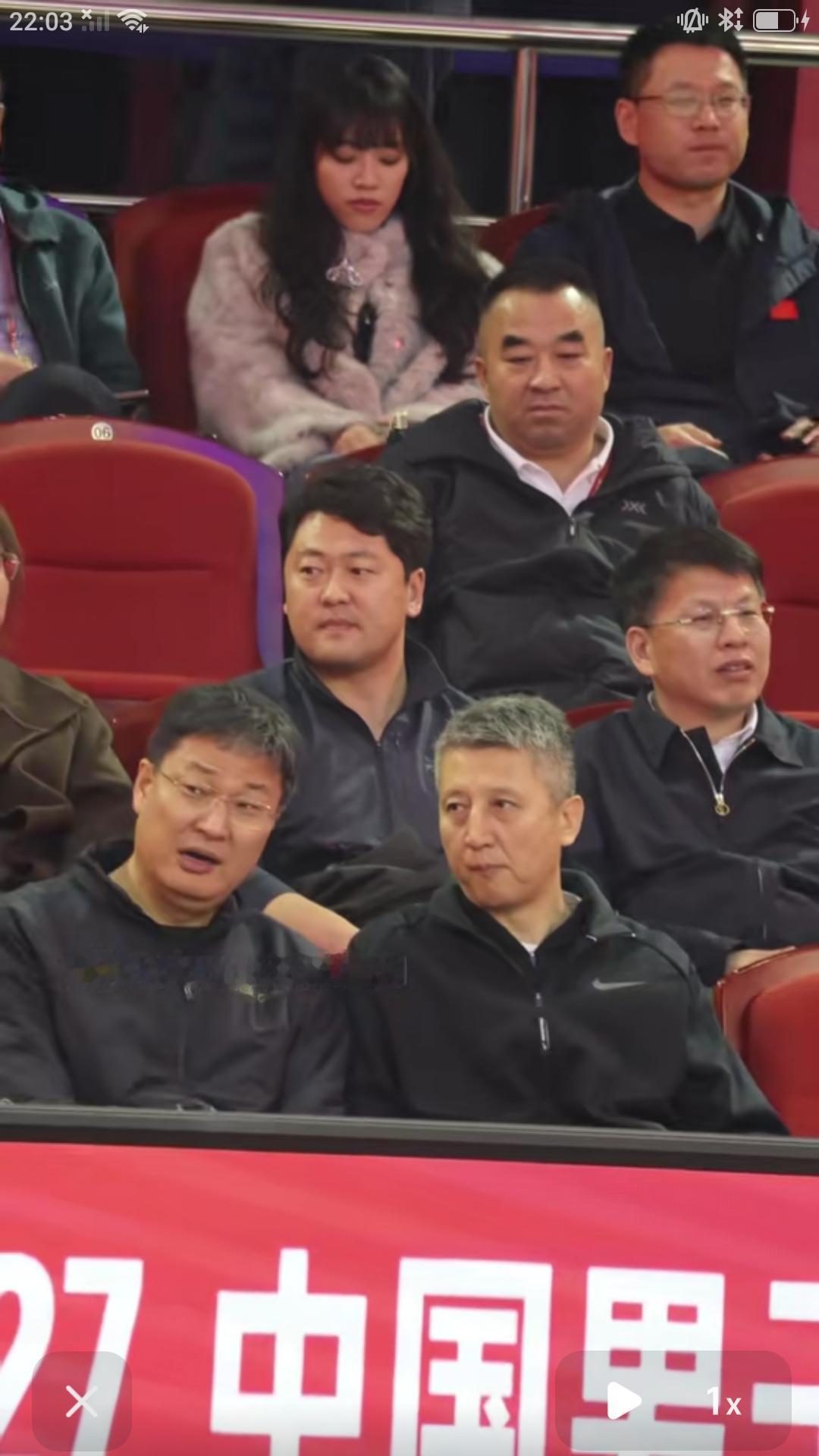 【中国男篮主教练郭士强空降吉林魔鬼主场长春市体育馆，现场考察球员。】据吉媒消息，