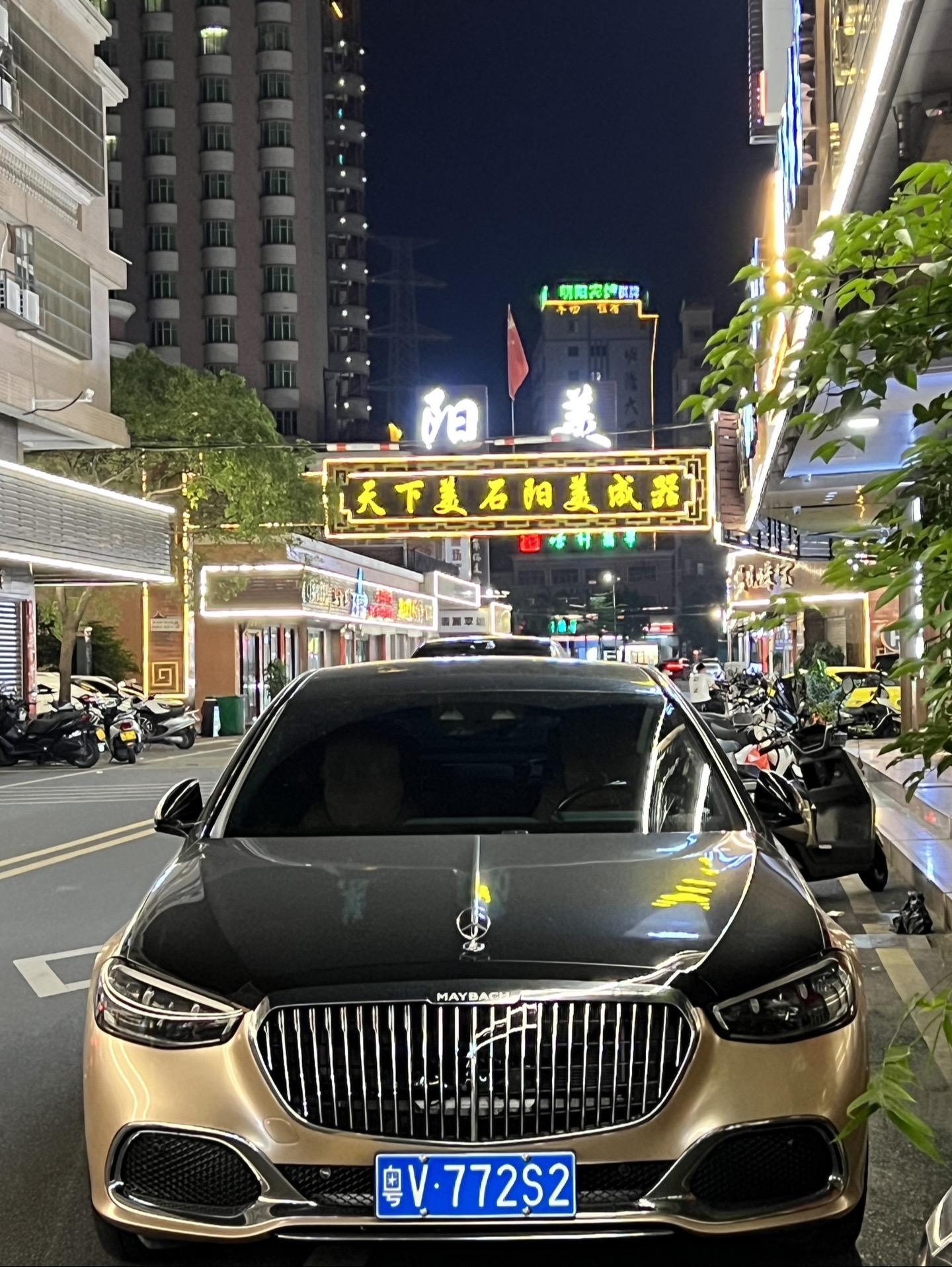 贫寒的出生，平凡的长相，初中的学历。望着眼前别人家的玩具，不禁停下思索片刻…问问广大的抖友们，这样的背景还有机会吗