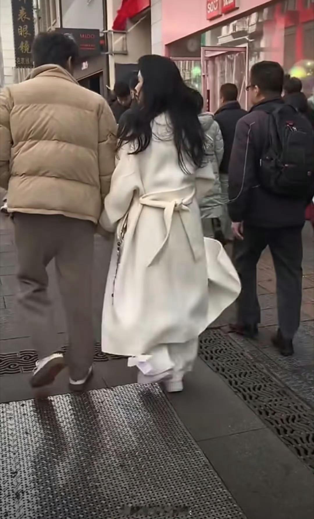 伊能静衣服吊牌没摘伊能静衣服吊牌没剪秦昊伊能静沈阳逛街被偶遇，有网友发现伊能静衣