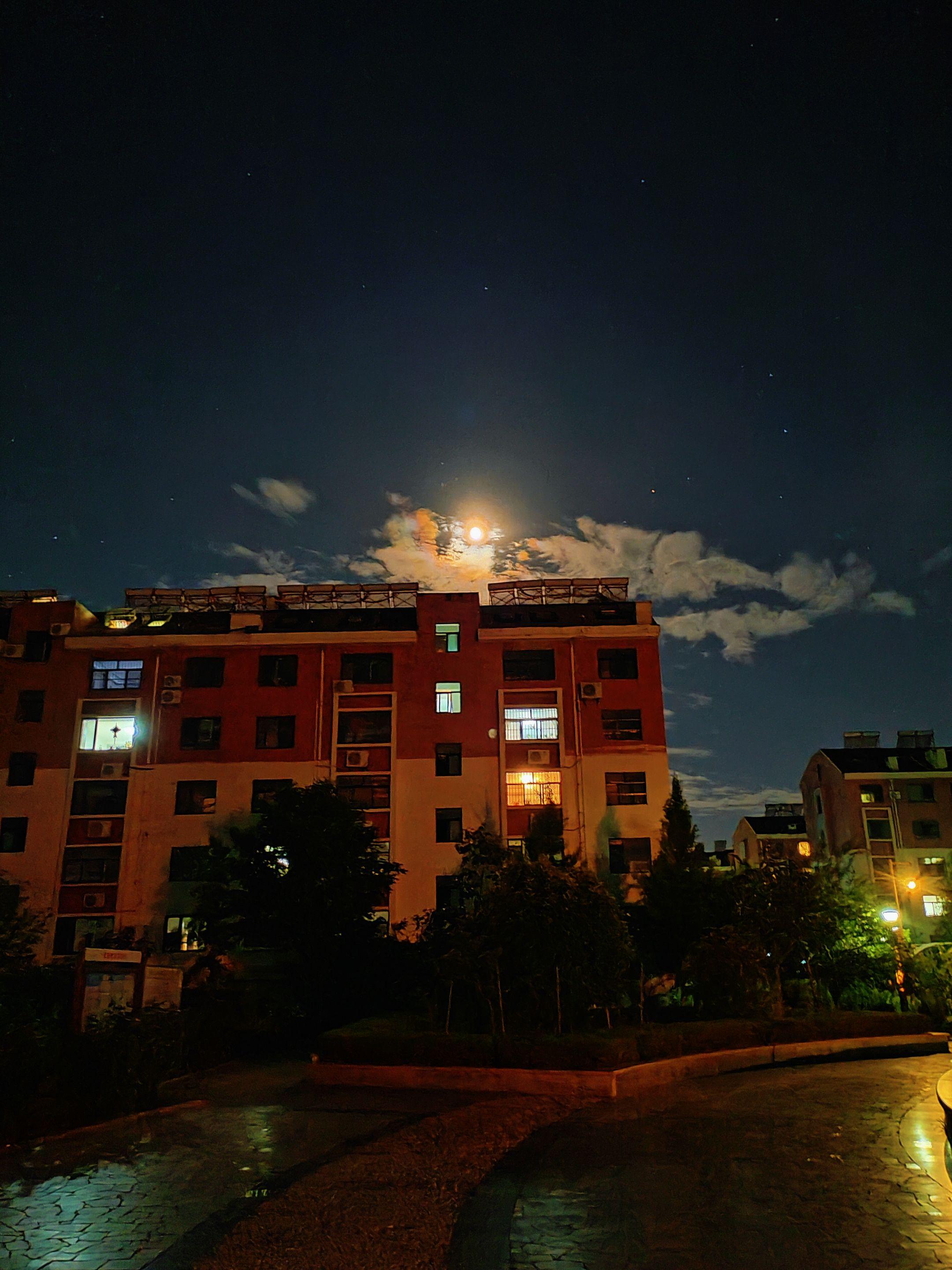 中年最大的清醒就是你终其一生都不可能从他人身上获得幸福。 一个人过的幸...