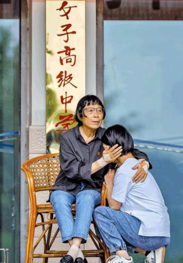 2009年，领导视察华坪女高，见学生只有青菜充饥、课桌破旧不堪，桌腿靠砖头勉强平