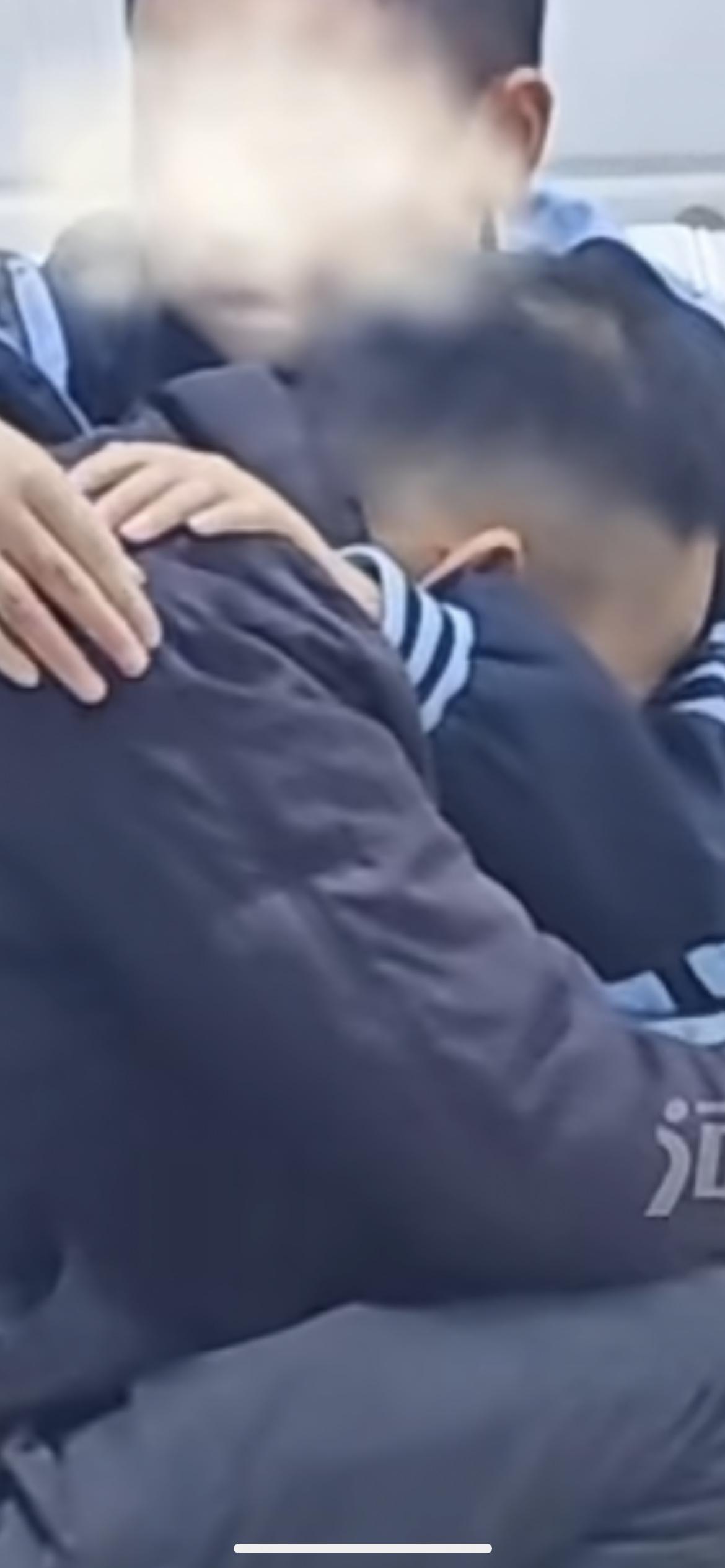 四年级儿子仅考10分，工作不顺的爸爸失控拿木椅砸孩子，见儿头破血流后瞬间清醒，冲