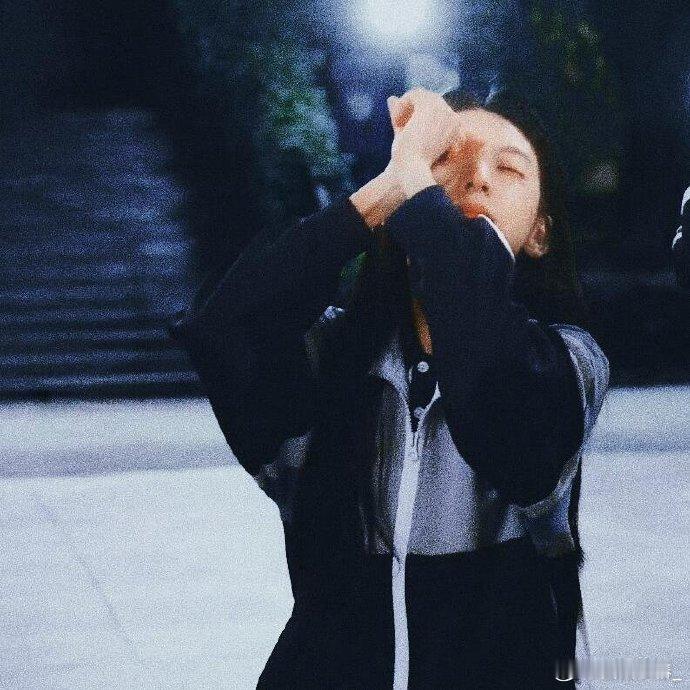 温霜降，我呢，一直觉得这种话特别矫情，只说一个字都觉得丢人，但这辈子我总得说一次