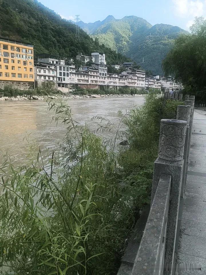 脑梗后，在头条作小文的积极性就大大减弱了，这是身体更是心情决定的。但有时候，确实