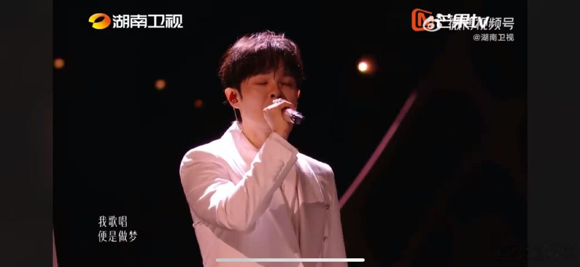歌手总决赛 歌手总决赛开场大合唱褪去竞技的紧绷，开场大合唱满是温情，众位歌手放声