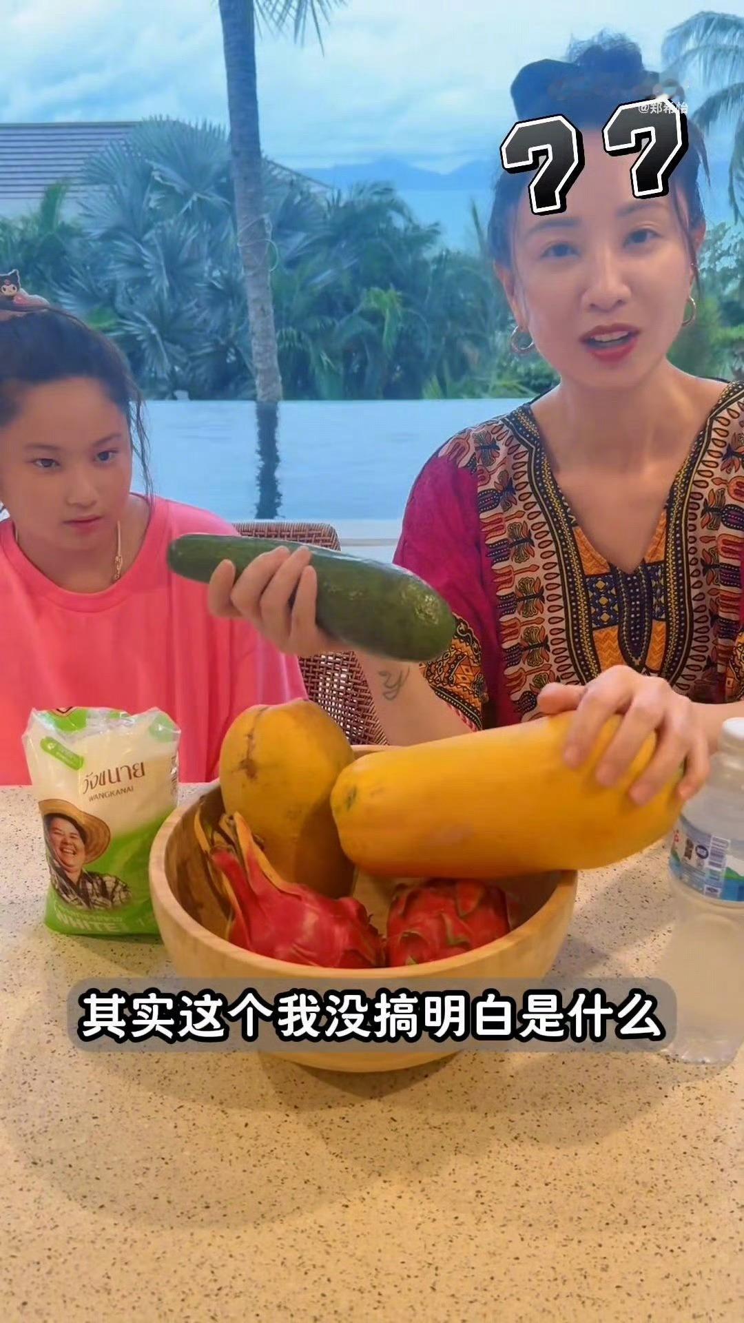 郑希怡女儿缩小版的郑希怡 浸浸低头的样子和郑希怡简直一模一样，不愧是缩小版。看母