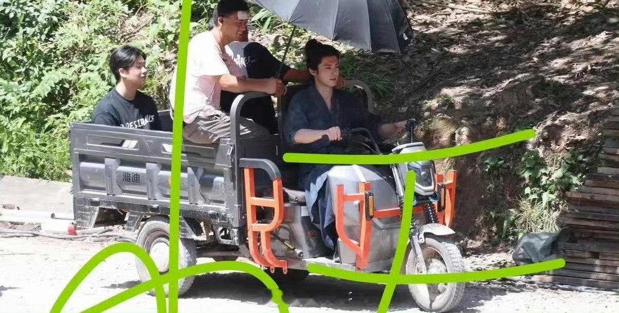 王鹤棣咸鱼飞升骑三轮车路透王鹤棣对三轮车的执念，又一次具象化了啊！王鹤棣在电视剧