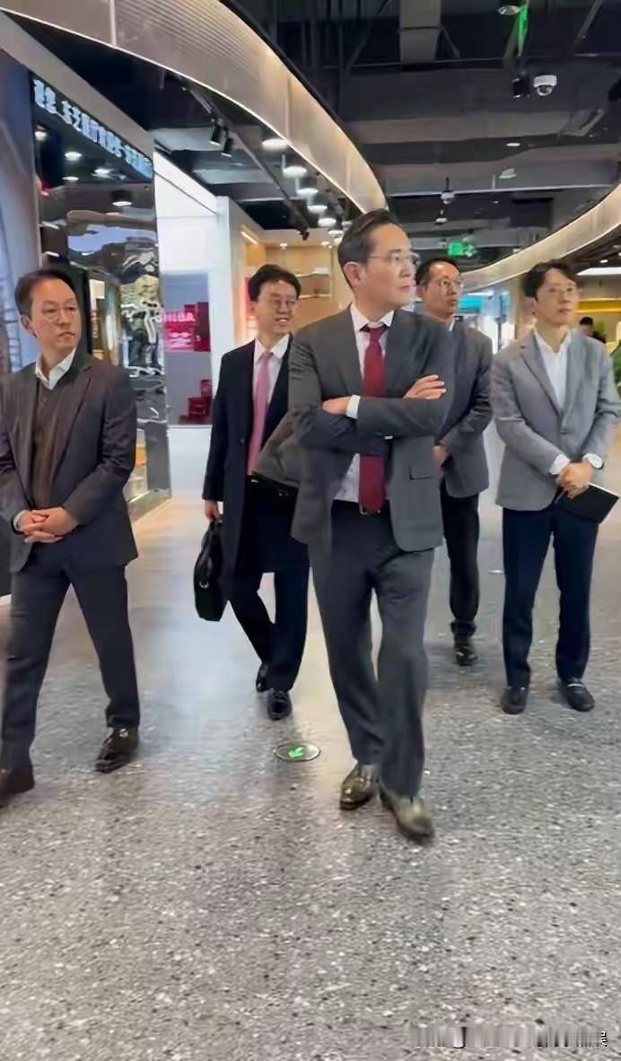 1月5日，韩国三星会长李在镕在北京商场逛街时被偶遇！
韩国总统李在明来华访问，三