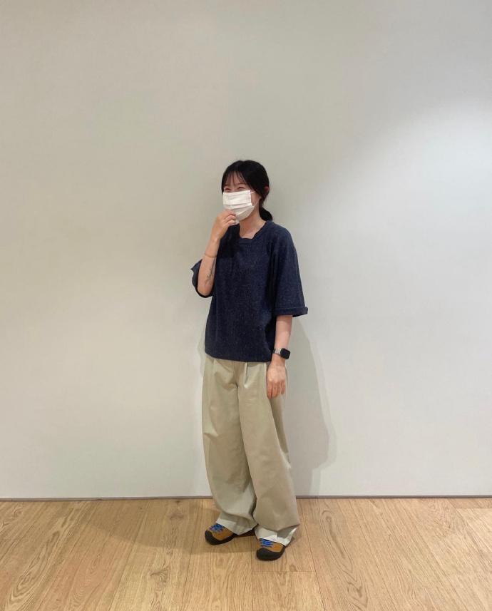 韩国一家Cos店的店员穿搭，很随性的拍照，也很品牌标志性的chill。 