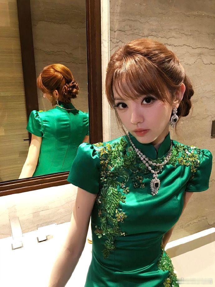 田曦薇的美商田曦薇绿旗袍腰臀比 田曦薇绿旗袍腰臀比！头肩比腰臀比全部完美，全世界