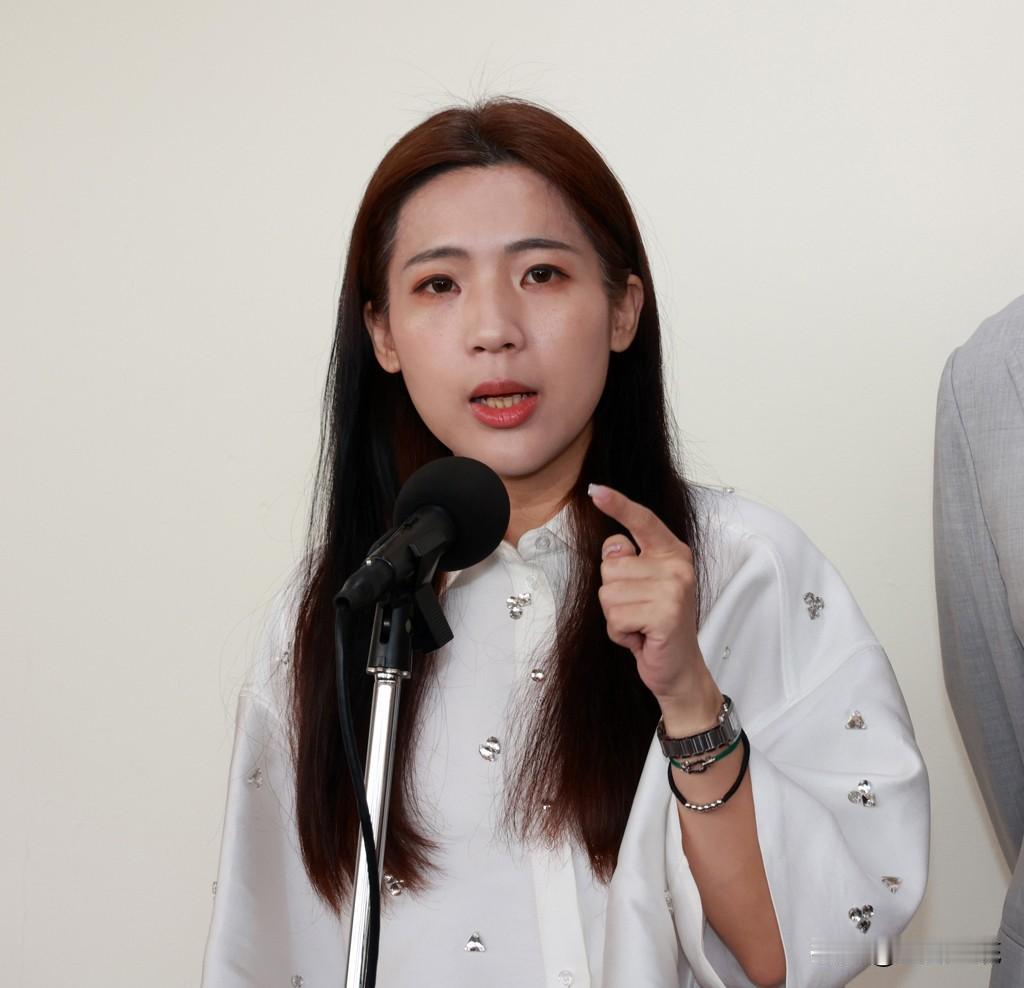 取消冻结护照预算！徐巧芯：希望未来能把“China”放大

国民党立委徐巧芯上周