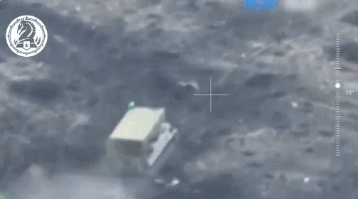 俄军1辆MT-LB装甲运兵车在阿夫迪夫卡附近触雷发生剧烈爆炸，车上士兵虽然表面上