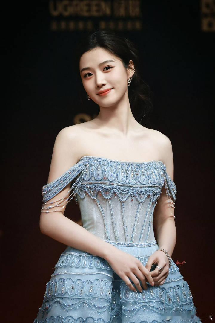 卢昱晓、程潇今日的红毯饭拍图，如何？ 程潇红毯状态