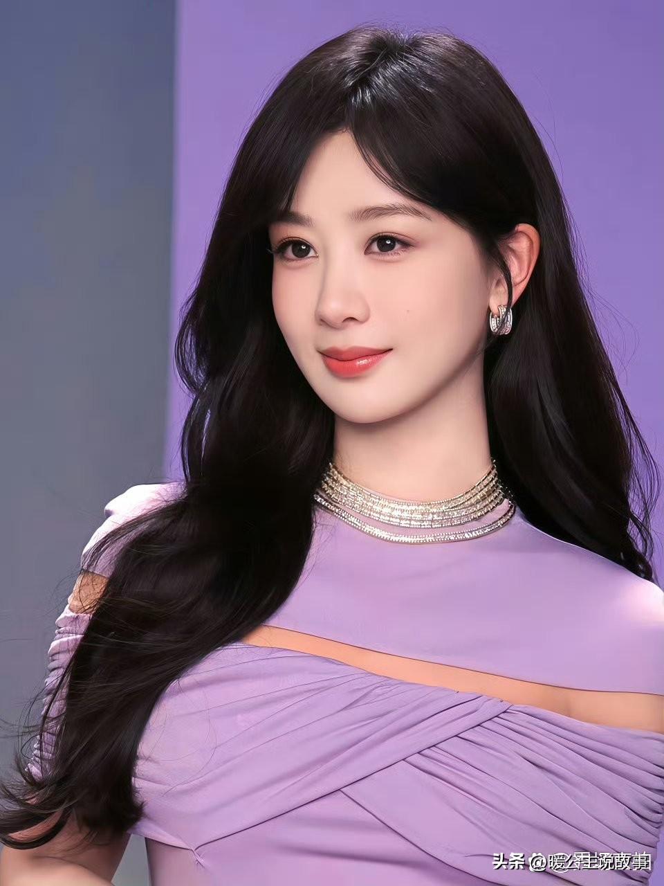 杨紫这组紫裙造型，真的越看越有味道。
浅紫色的裙子穿在身上，温柔又显气质，一点都