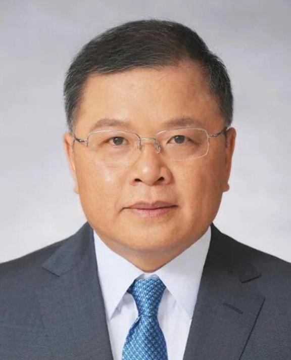 1996年，公费留学的黄大年加入英国籍，父母强烈反对，他说：就算骂我，我也要加入