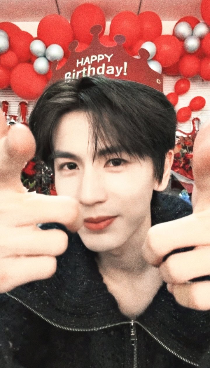 全世界来欣赏这张凌赫的生日六连拍建议男明星来学习赫赫拍照姿势 