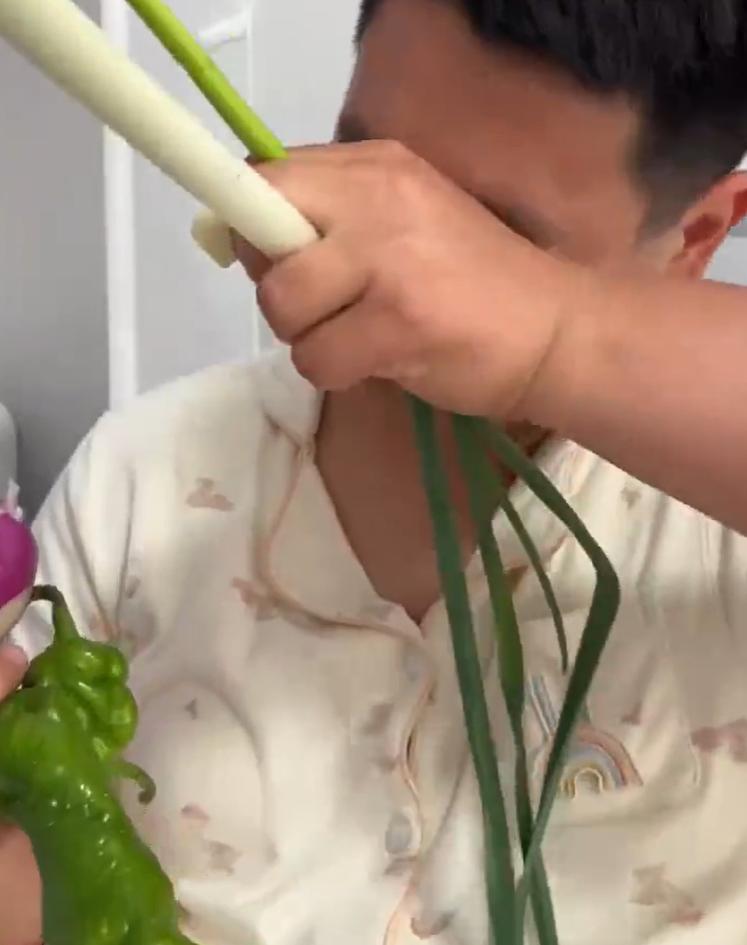 河南一位父亲，对着四个儿子，郁闷地啃辣椒、葱头和大蒜。
一胎是儿子。
二胎又来了