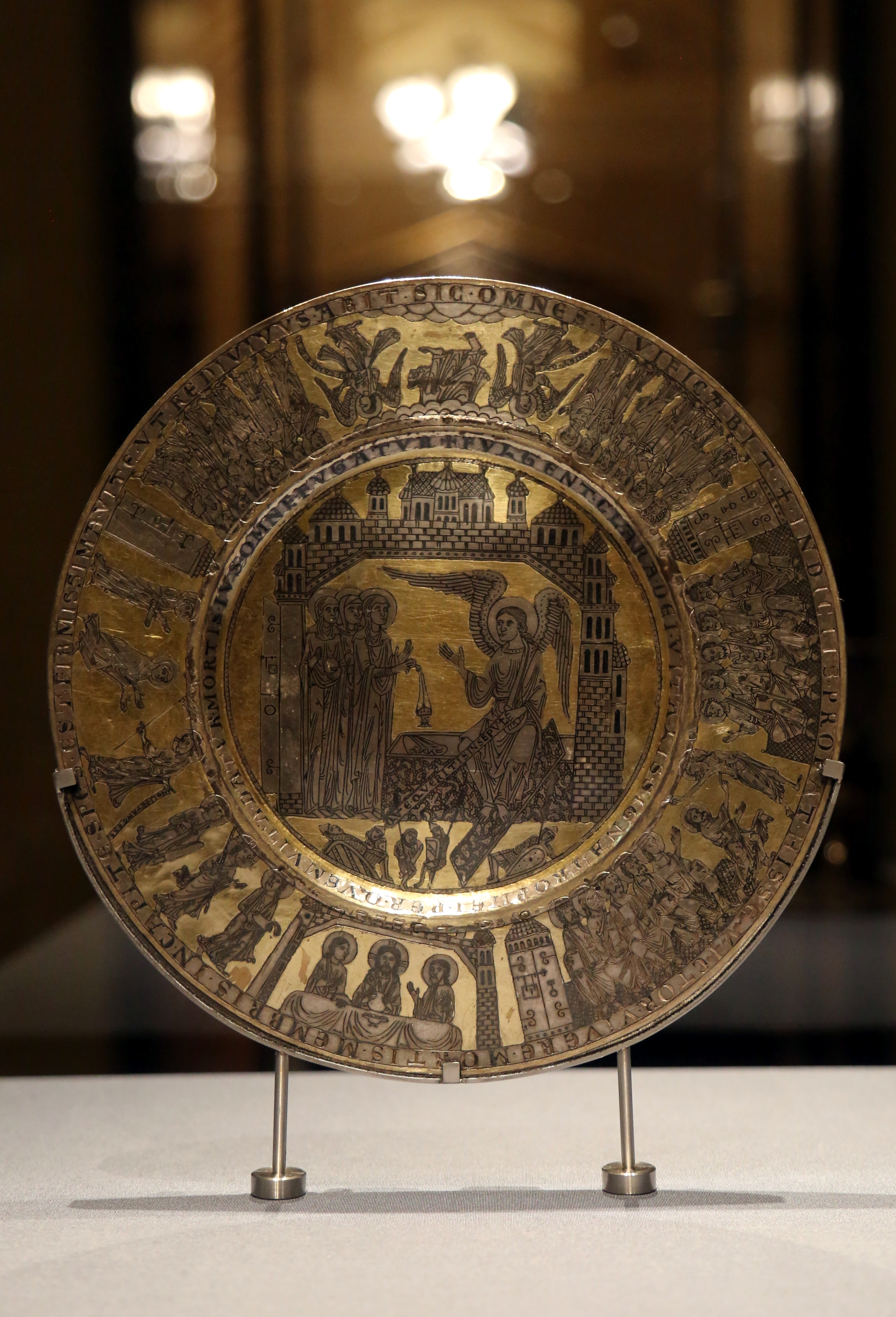 维也纳艺术史博物馆藏12世纪萨克森地区制作的银鎏金宗教纹饰盘 