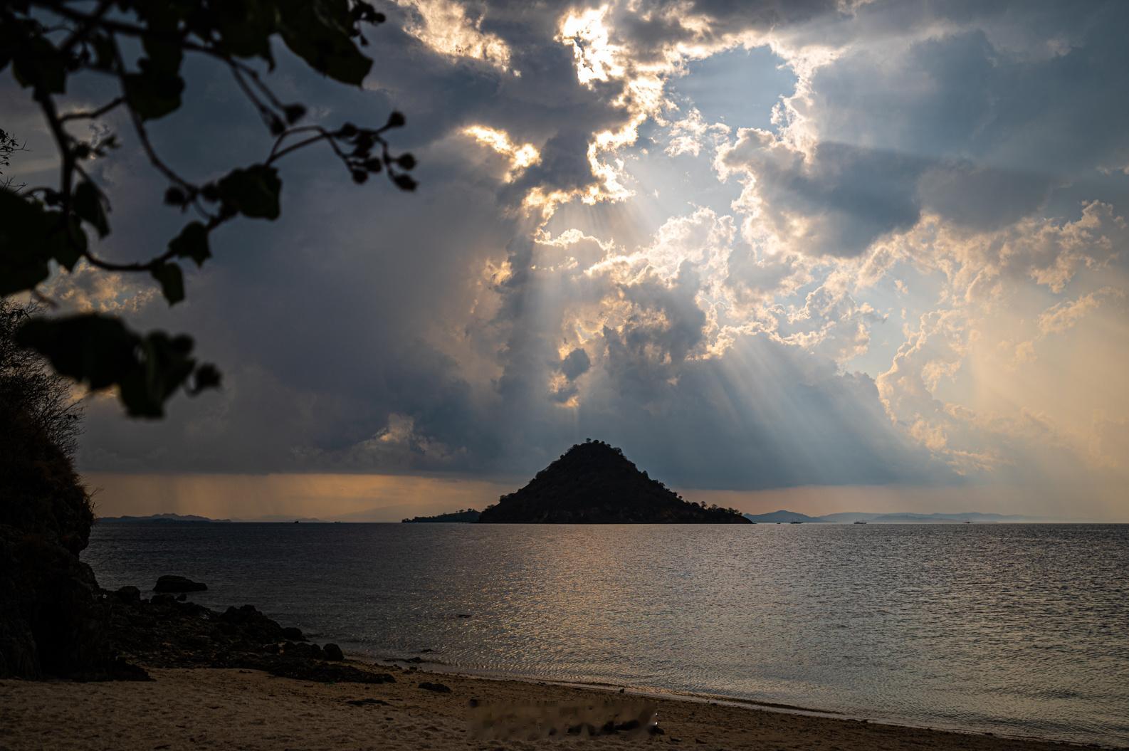 为等蝙蝠岛黄昏的飞舞，午间在科莫多的一个无名的小岛休息，岛就一个小山包，环绕着一