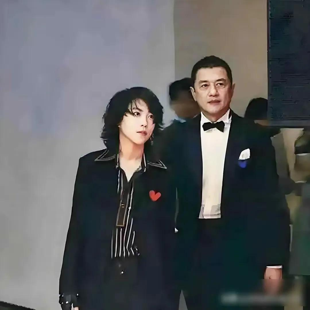 李亚鹏是作了什么孽？

李亚鹏说，他与王菲共同的亲生女儿李嫣平时很少联系他，偶尔