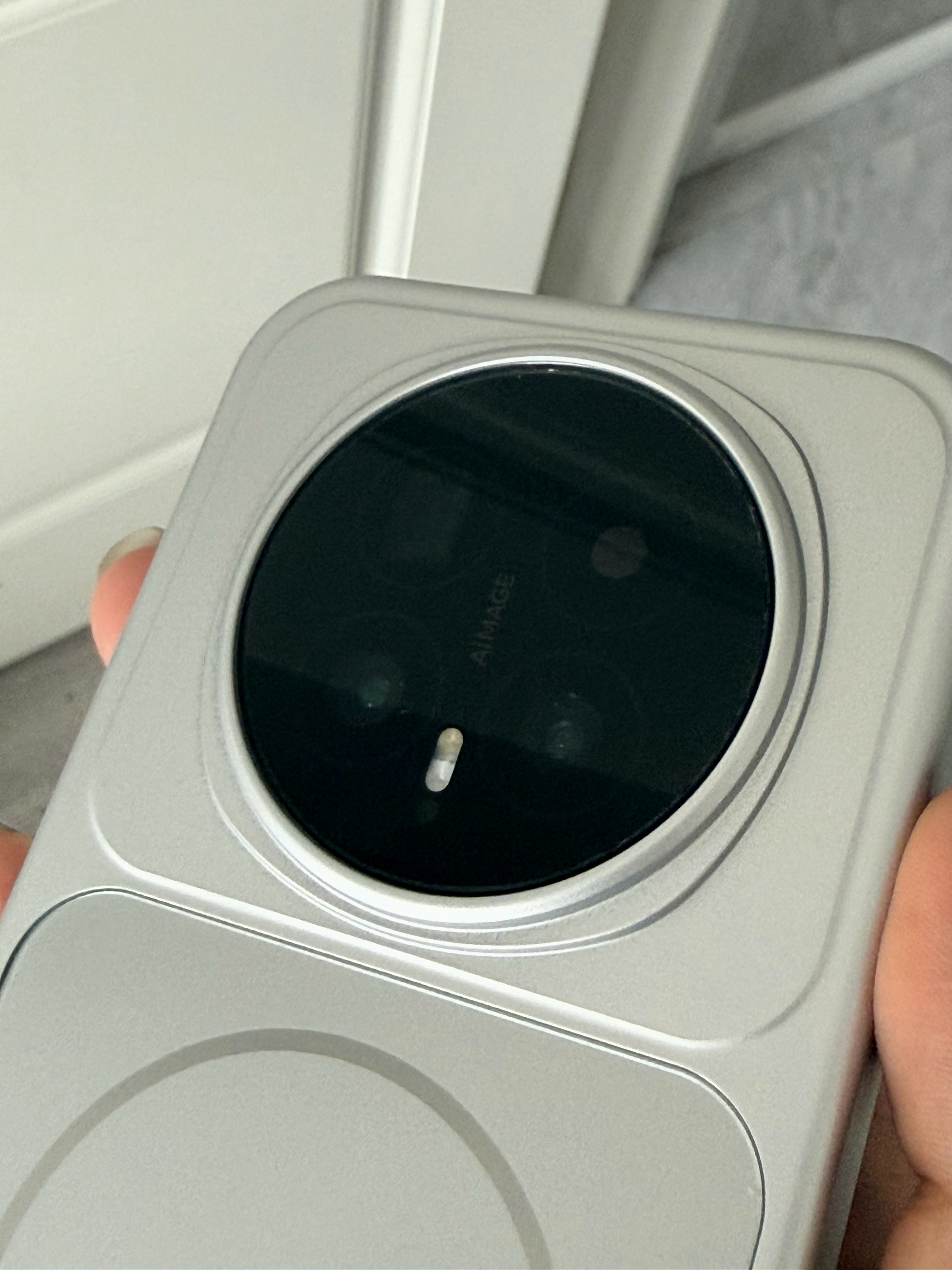 给我的荣耀 Magic8 换了个手机壳嗯，比那个清水壳好看多了 