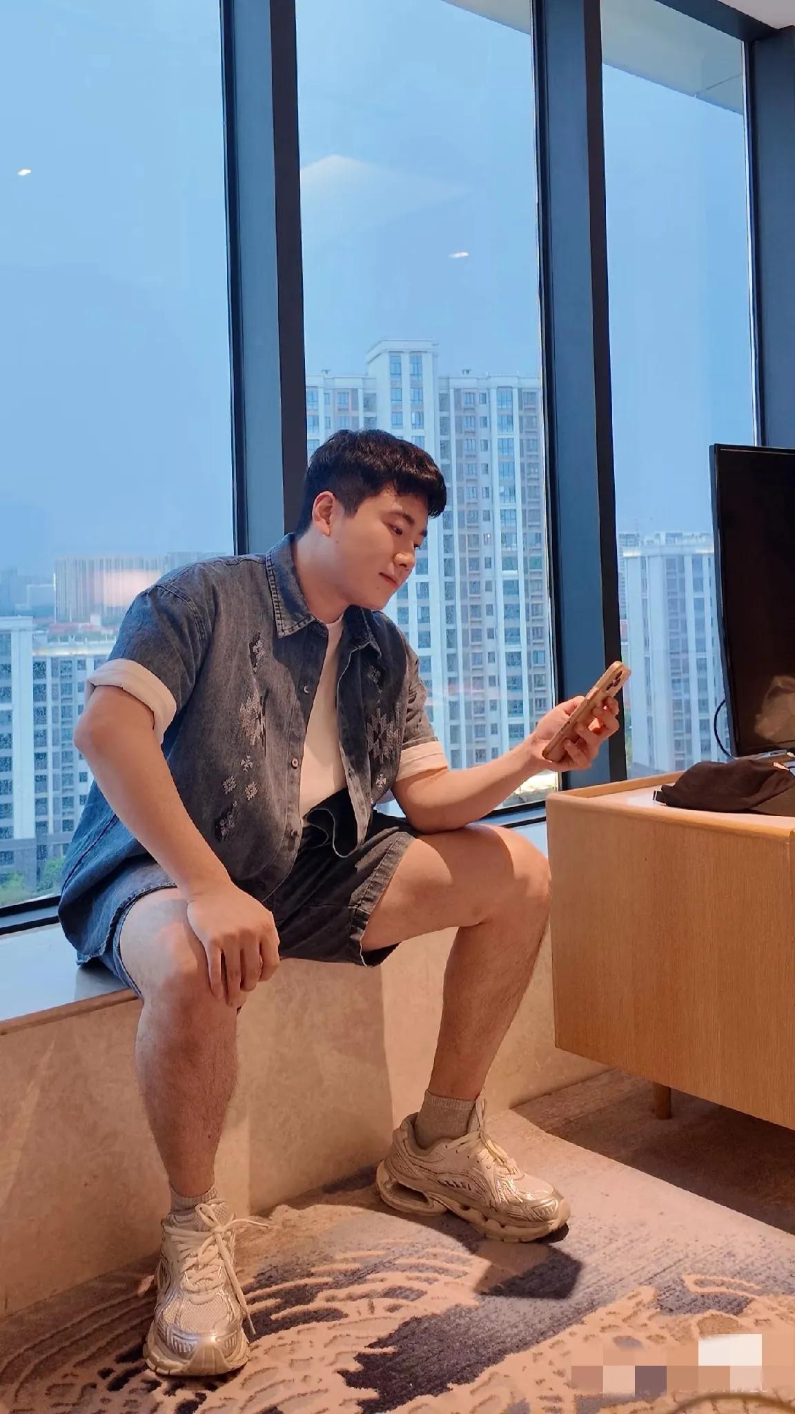 梁靖崑刚刚给大家报平安了，
他说：我还好，别担心！
昨天旧伤复发放弃比赛后，
很