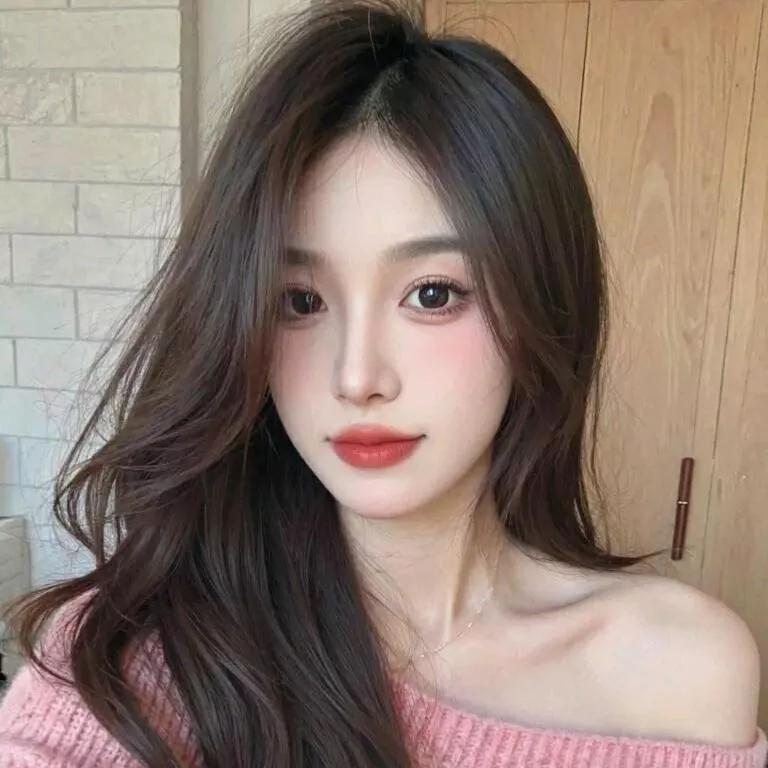 温柔少女，粉色毛衣，甜美妆容温柔粉色穿搭 粉色长袖穿搭 淡淡的粉色毛衣 温柔粉色