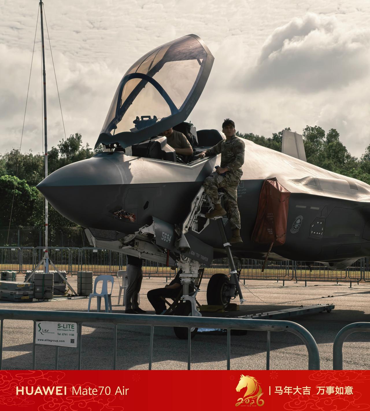 特意从国内带来的舰载熊猫🐼，和美军的F35见个面，这样以后再见就不会陌生咯。