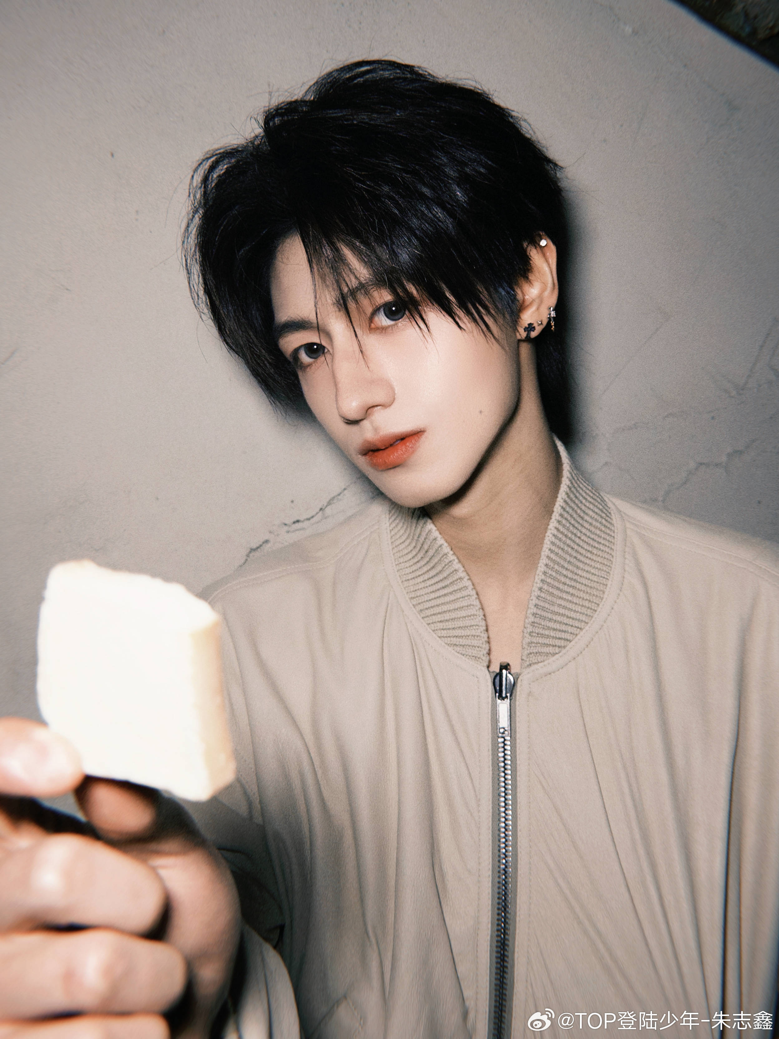 哇塞明天愚人节站姐团建，有好多要发朱志鑫的，楼内统计有6个，楼外统计有42个，并