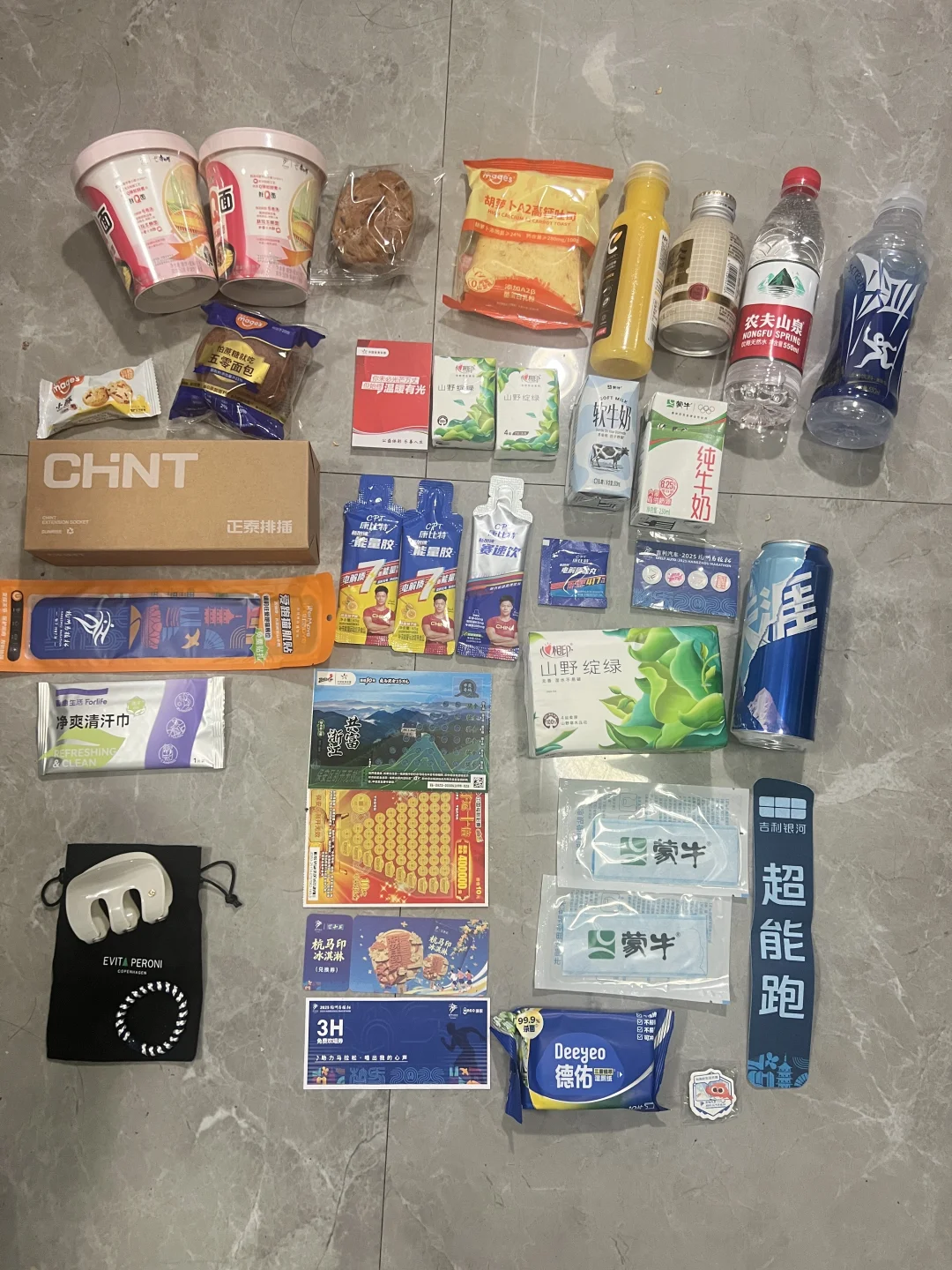 难以想象这是马拉松发的参赛物资，居然还有Evita Peroni发夹...