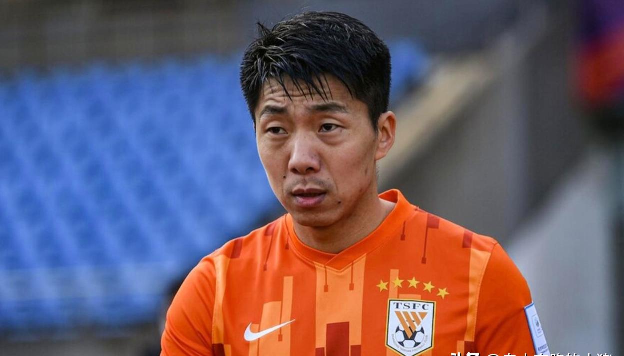 昨晚足球圈内小聚，一个跟跑体育口的记者熟得很的朋友抿了口冰啤酒，压低声音跟我们聊